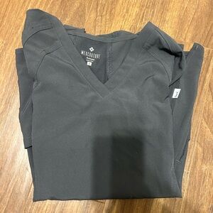MEDCOUTURE ACTIVE SCRUB TOP